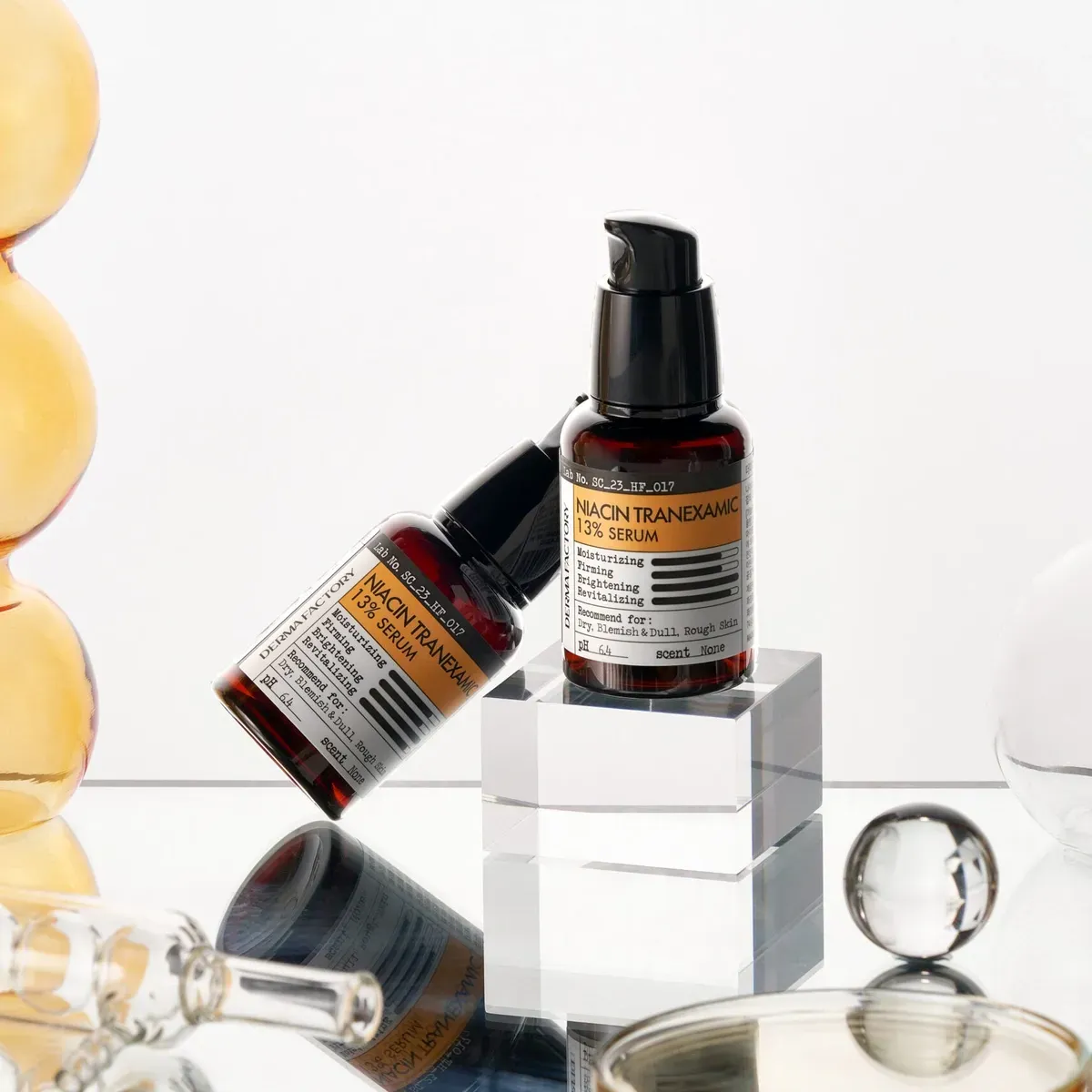 Derma Factory Niacin Tranexamic 13 Serum — два флакони на дзеркальній підставці