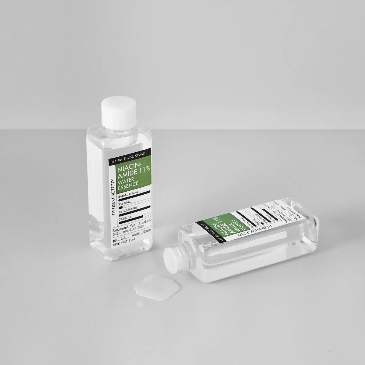 Два флакони Derma Factory Niacinamide 11 Water Essence на світлому тлі, один відкритий