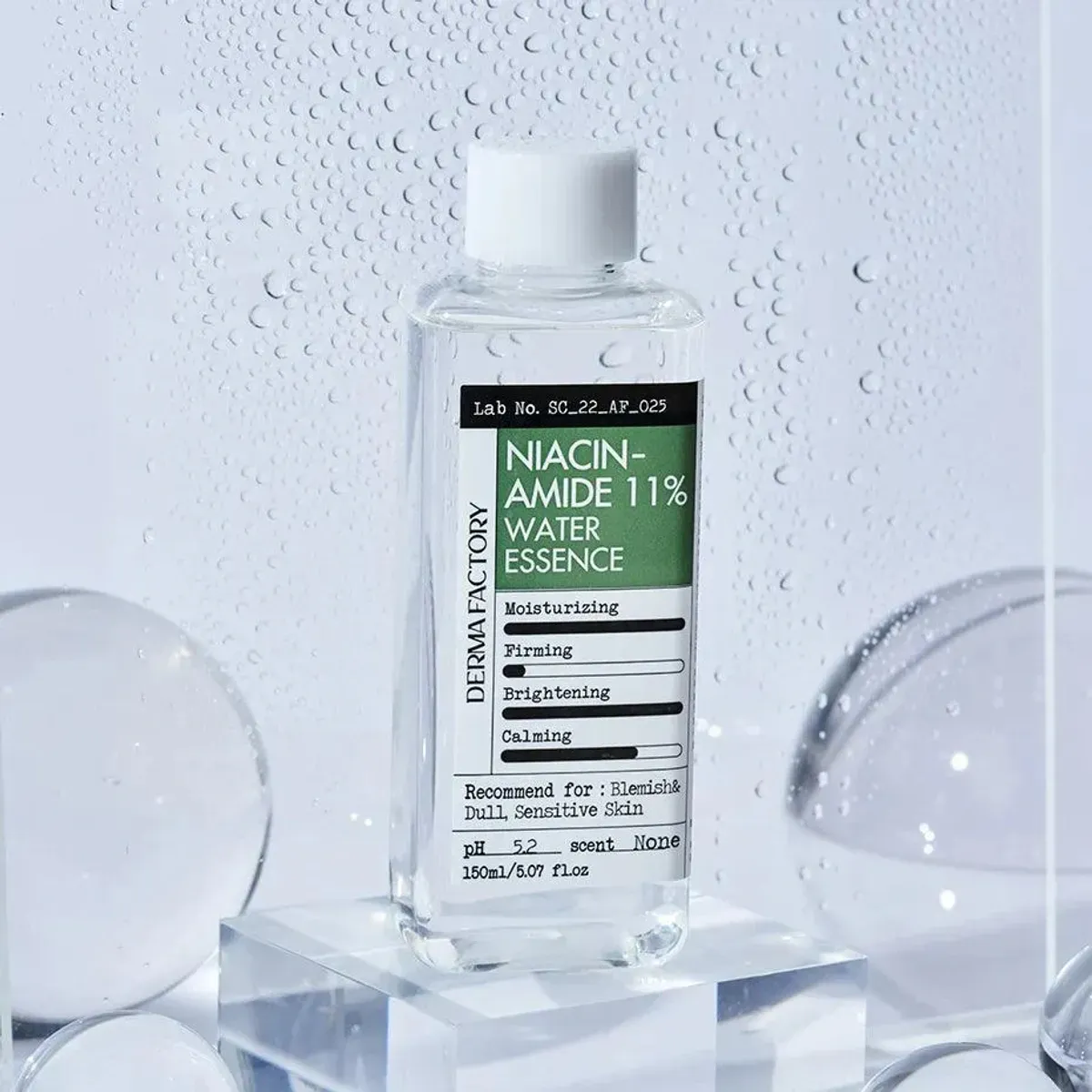 Derma Factory Niacinamide 11 Water Essence — прозорий флакон на скляній підставці з краплями води