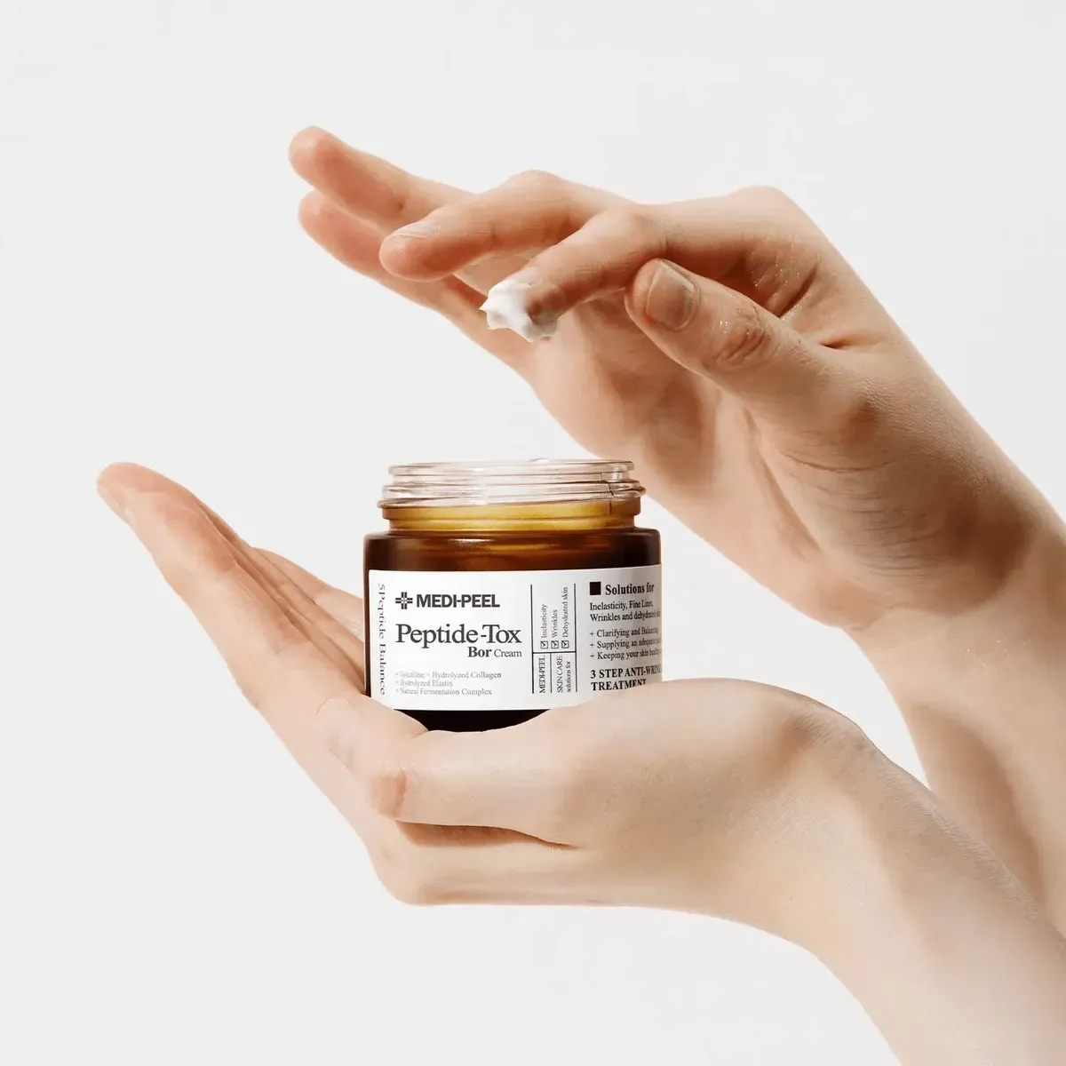 Medi-Peel Bor-Tox Peptide Cream — банка крему в руках