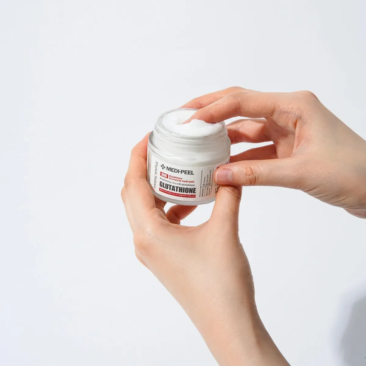 Medi-Peel Bio Intense Glutathione White Cream — банка крему в руці