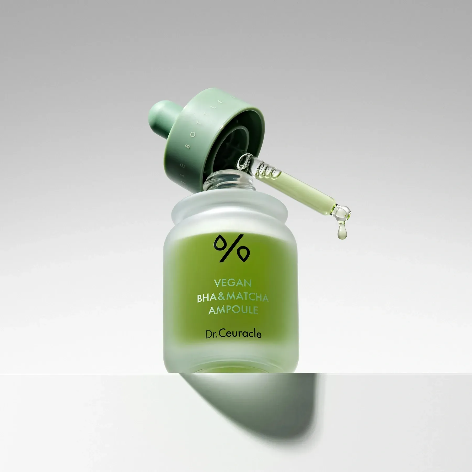 Dr.Ceuracle Vegan BHA and Matcha Ampoule — флакон сироватки на світлому фоні