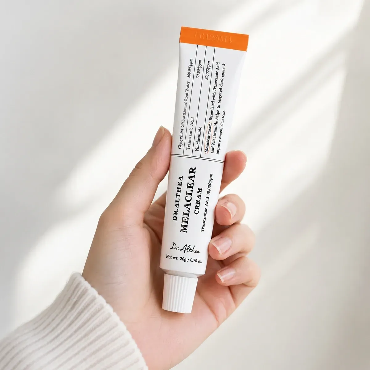 Dr.Althea Melaclear Cream — тюбик у руці