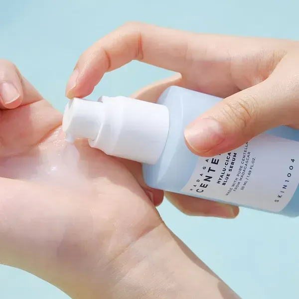 SKIN1004 Madagascar Centella Hyalu-Cica Blue Serum — флакон сироватки