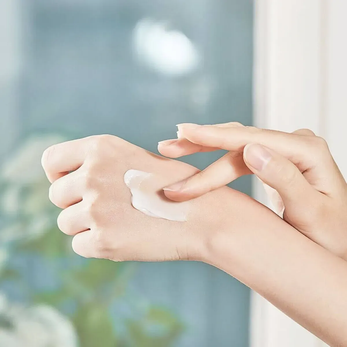 Centellian24 Madeca Cream Time Reverse — нанесення крему на шкіру